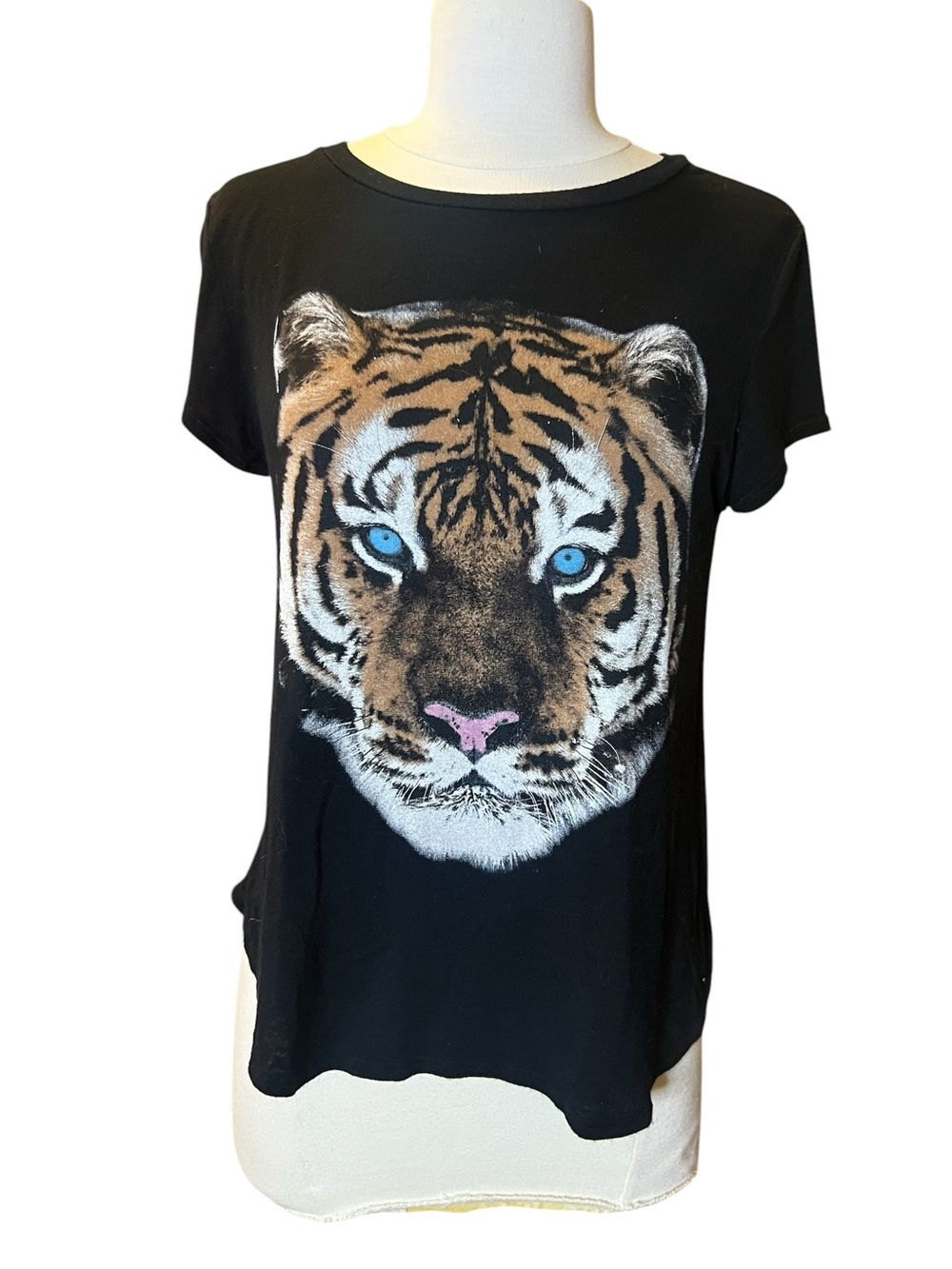 Dirtee Laundry Tiger Tee for Juniors. Size Medium.